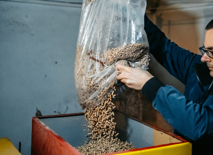 Chaudière à granulés avec réservoir intégré