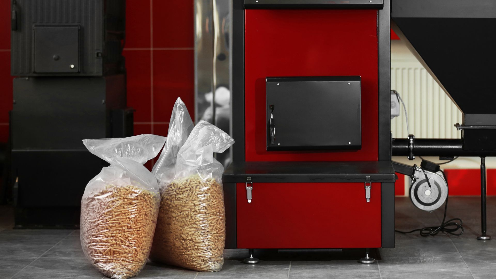 Chaudière à granulés de bois moderne dans une chaufferie