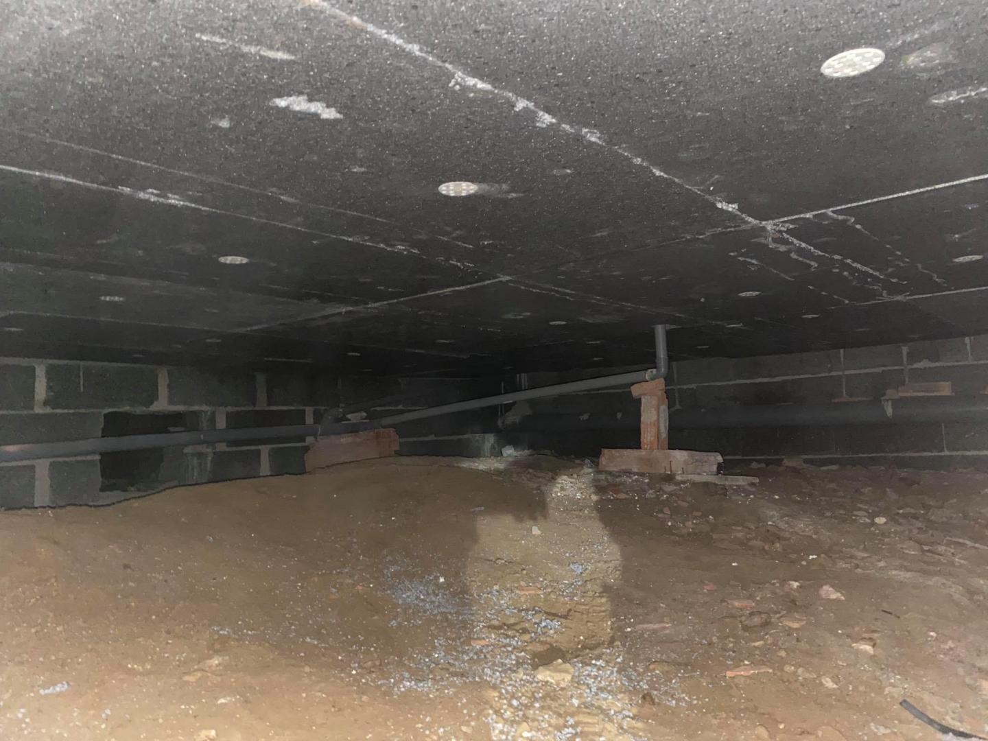 Vue d'un vide sanitaire sous une maison, espace à isoler