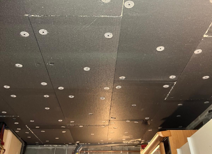 Isolation du plafond d'un sous-sol avec des panneaux rigides