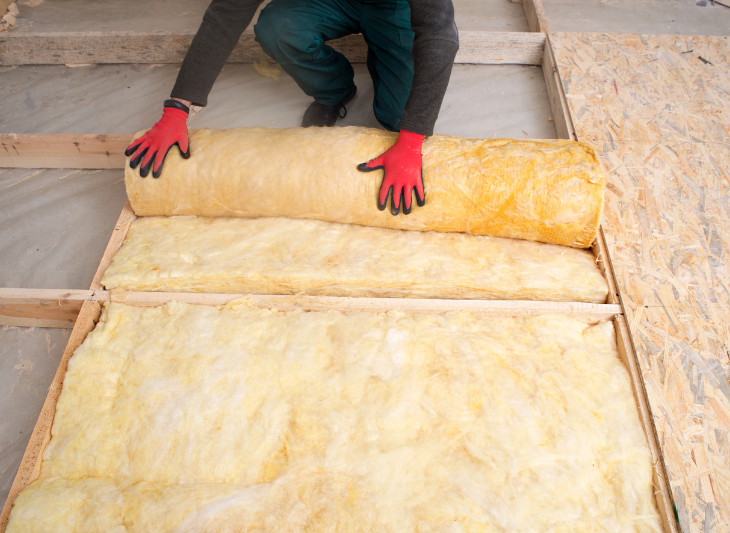 Isolation des combles par pose de rouleaux